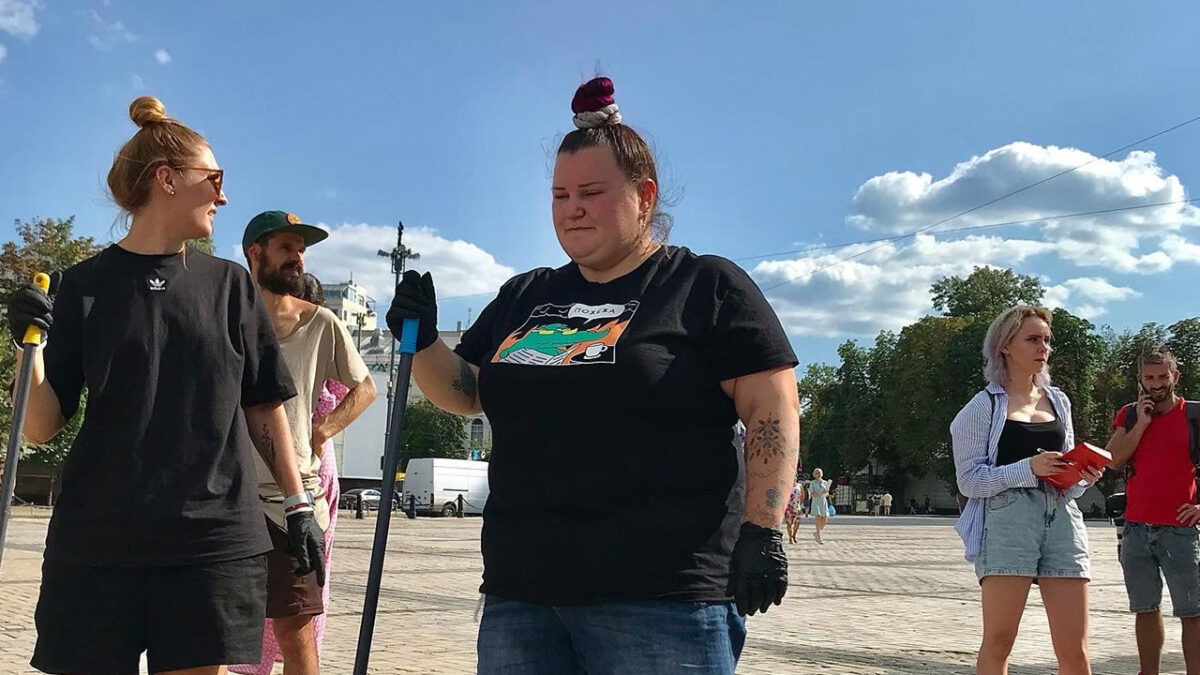 Alyona Alyona взялася прибирати Софіївську площу через скандал з дрифтом