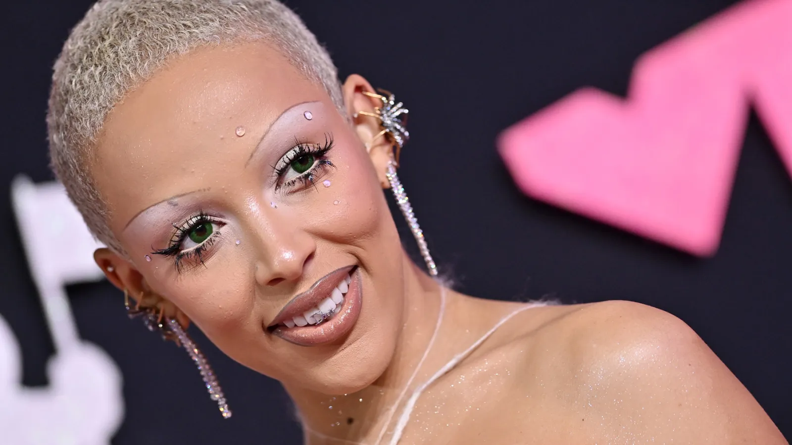 Напівгола Doja Cat вигуляла хутряну шапку від українського бренду BAGINSKIY